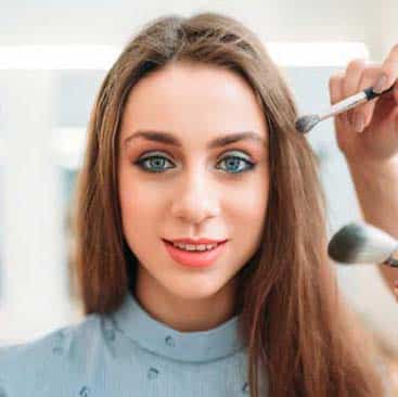 إطلالات مكياج فخمة تنافس صالونات العليا